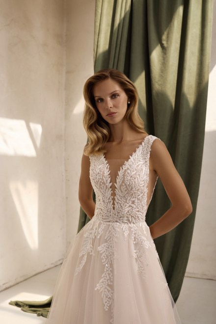 https://www.sposa-lia.com/images/stories/virtuemart/product/per-in white-030-irina-02.jpg
